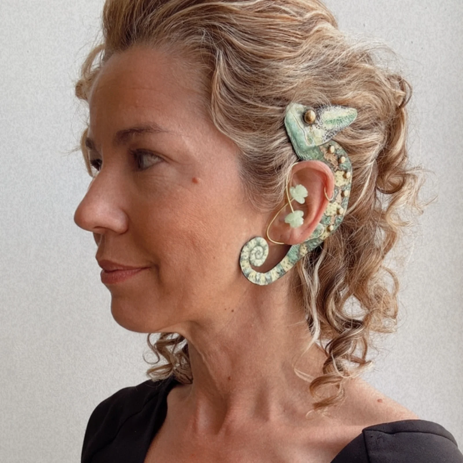 ear cuff cabinet of wonders camaleão